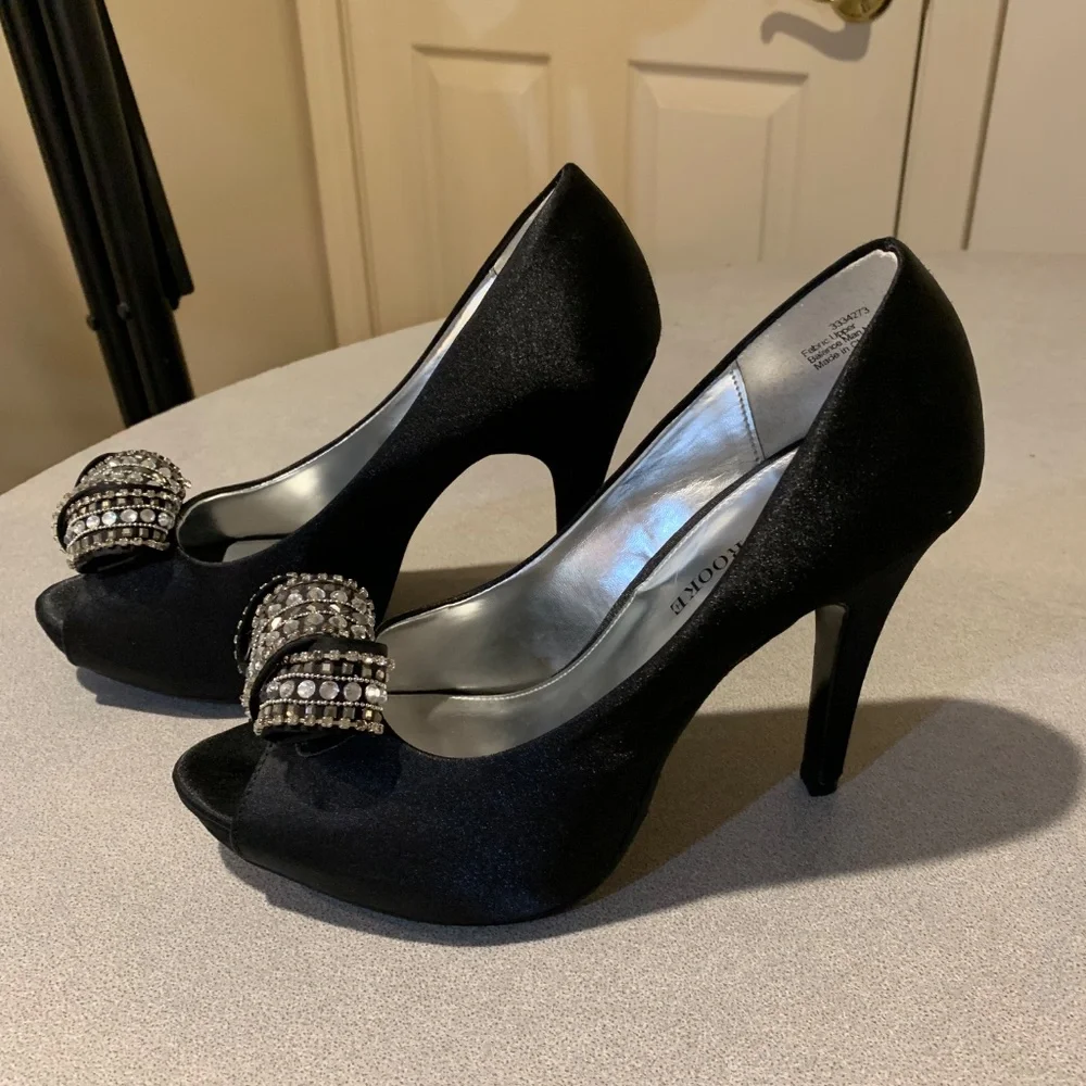 Audrey Brooke Black Embellished Satin Platform Pumps sz 8.5